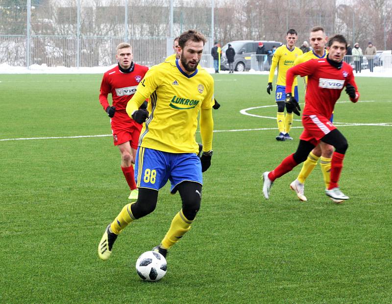 Fotbalisté Zlína (ve žlutých dresech) v úvodním přípravném zápase letošního roku porazili Zlaté Moravce 2:0