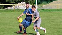 Fotbalisté Kudlova (šedé dresy) v nedělním derby podlehli Provodovu 1:2.