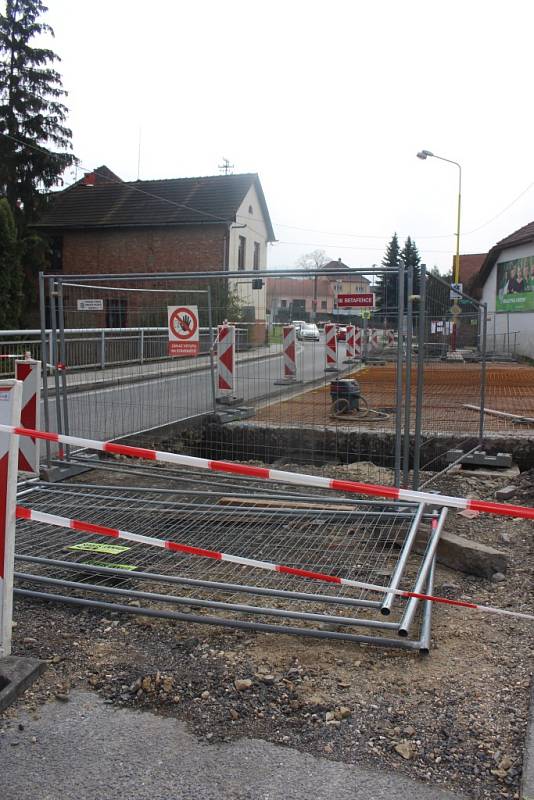 Semafory, stavební stroje, frézy, bagr, dělníci i omezující dopravní značky. Tak vypadá ulice Chrastěšovská ve Vizovicích. Je zde prováděna rozsáhlá rekonstrukce vozovky