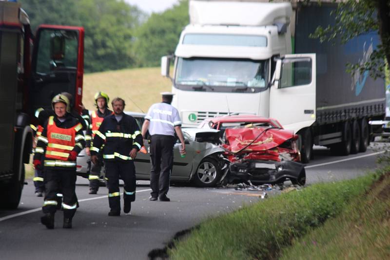 Střet dvou vozidel u Hvozdné si ve vyžádal pět zraněných