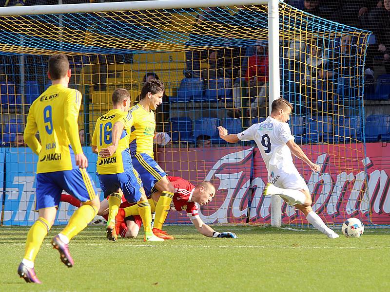 Fastav Zlín (ve žlutém) proti FC Slovácko