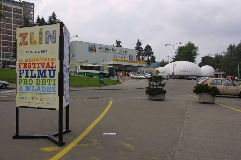 Festivalový vizuál a pohled na Velké kino a Microsoft iglú, rok 2002.