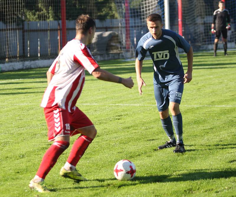 Fotbalisté Brumova (bílo-červení) v 11. kole divize E remizovali v derby se Slavičínem 1:1.