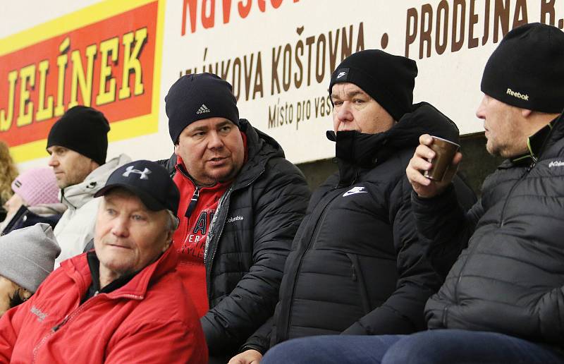 Junioři Beranů (žluté dresy) na Zimním stadionu Luďka Čajky porazili Salzburg 5:4.