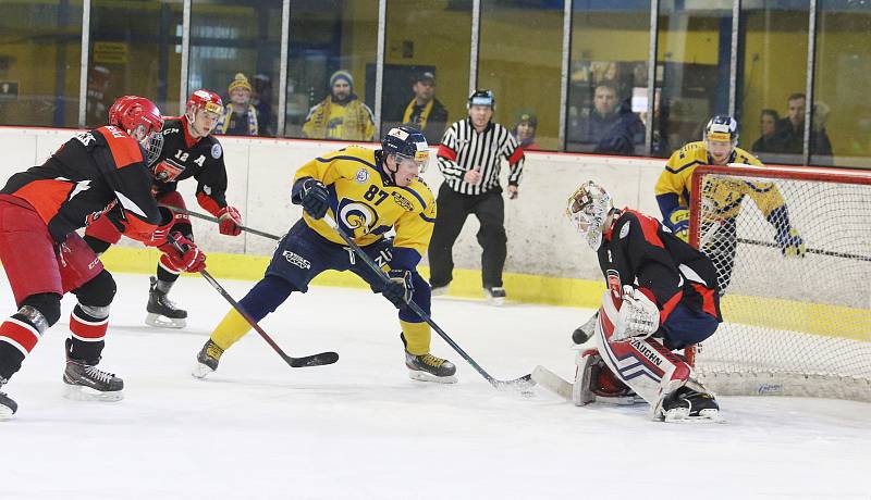 Junioři hokejových Beranů (žluté dresy) v 8. kole nadstavby prohráli s hradeckým Mountfieldem 3:5.