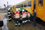Zásah hasičů a záchranářů po srážce automobilu s vlakem.