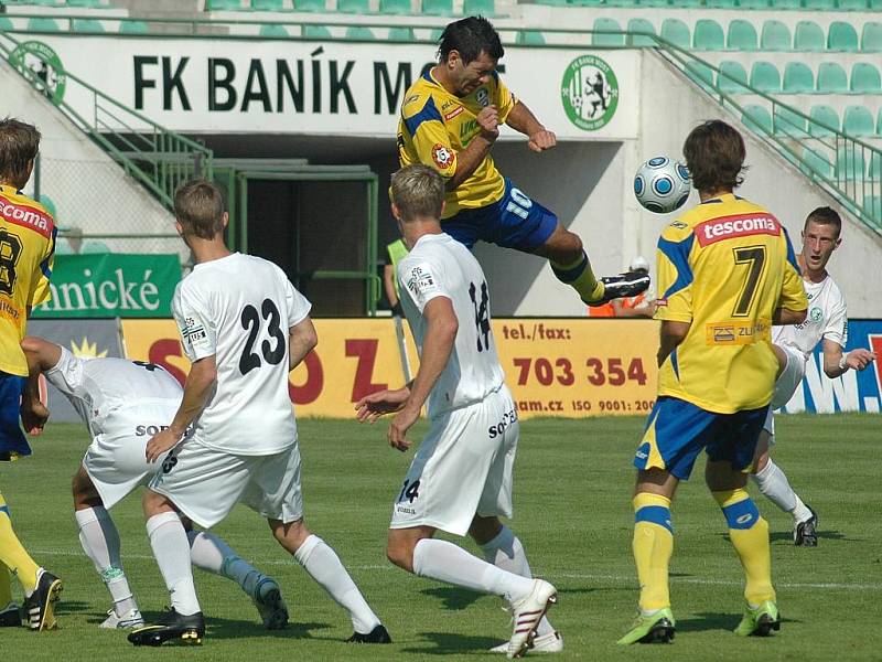 Fotbalisté Tescomy Zlín (ve žlutomodrém) se utkali s hráči Baníku Most