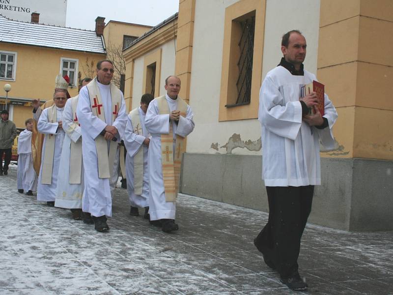 Svěcení kříd koledníkům Tříkrálové sbírky.