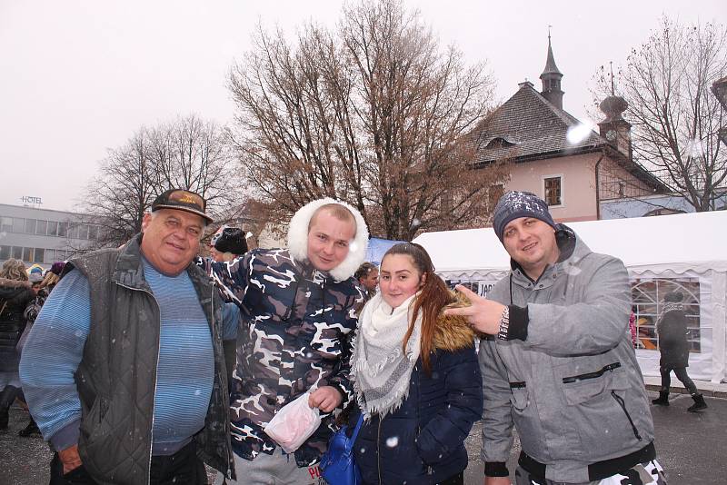 Ve Valašských Kloboukách  řádili čerti. Konal se zde 27. ročník Valašského jarmeku.