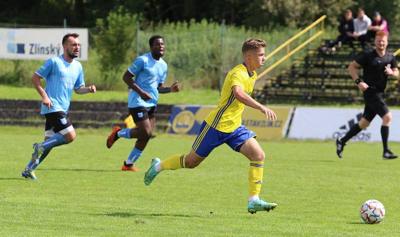 Fotbalisté Zlína B (žluté dresy) v 5. kole MSFL přehráli Znojmo 4:0. Foto: Jan Zahnaš