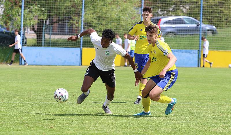 Starší dorostenci Zlína (žluté dresy) v předposledním zápase sezony zdolali Karvinou 2:1.