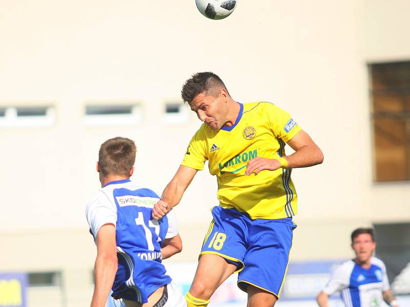 Fotbalisté Zlína (ve žlutých dresech) se v úvodním zápase nové sezony utkali s Mladou Boleslaví. Zápas nedohrál domácí kapitán Lukáš Železník. Foto: Deník/Libor Kopl