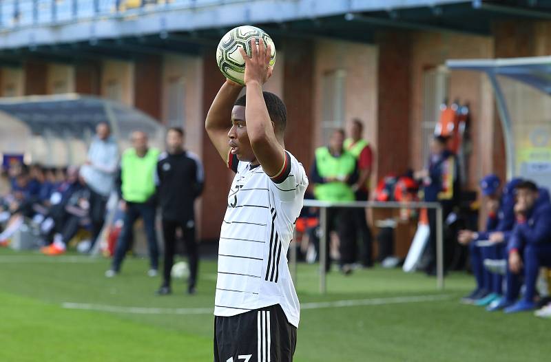 Fotbalisté Německa (bílé dresy) do osmnácti let zdolali na stadionu ve Zlíně Ameriku 2:0