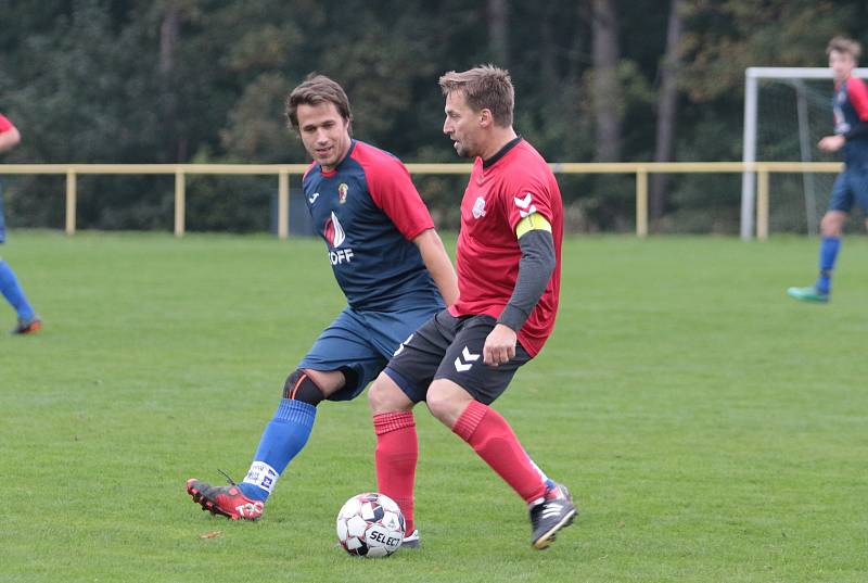 Fotbalisté Mladcové B  (modré dresy) v 10. kole okresního přeboru Zlínska zdolaly Příluky 3:2.