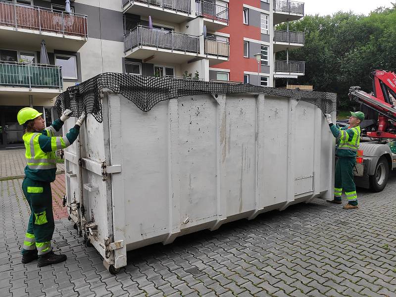 Jakmile je fůra hotová, kontejner se zasíťuje