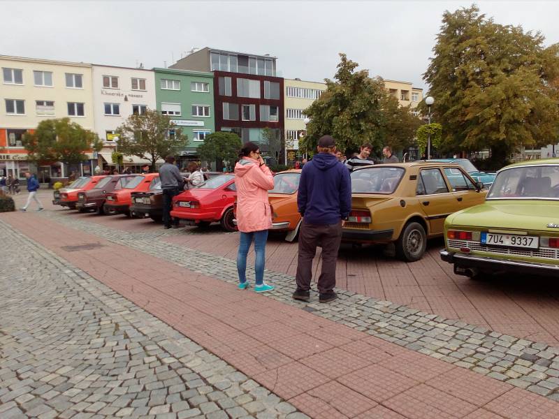 Sraz vozidel Škoda, vyrobených do roku 1994 na zlínském náměstí Míru.