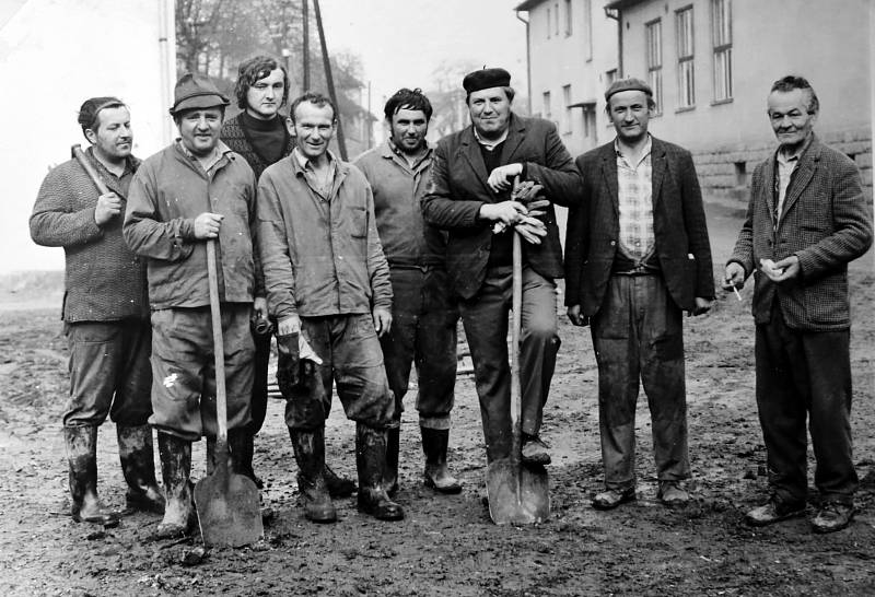 1976. Brigáda občanů při akci přemístění potoka u kulturního domu, a to konkrétně v roce 1976.