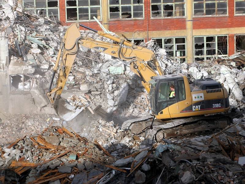 Demolice budovy č. 24 v bývalém továrním areálu Svit ve Zlíně.