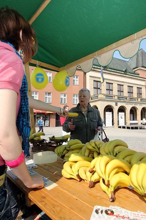 Fronta na banány - promo akce k letošnímu Majálesu přilákala desítky kolemjdoucích. 