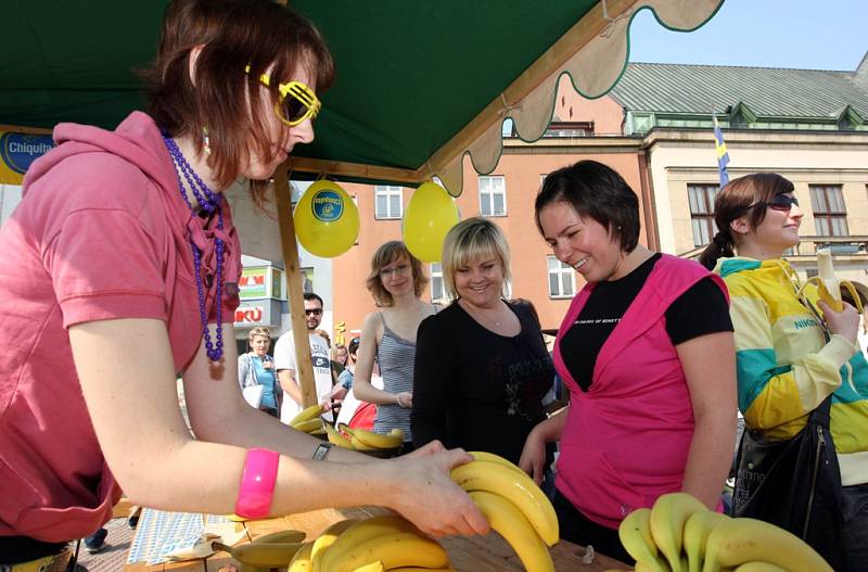 Fronta na banány - promo akce k letošnímu Majálesu přilákala desítky kolemjdoucích. 