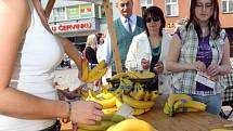 Fronta na banány - promo akce k letošnímu Majálesu přilákala desítky kolemjdoucích. 