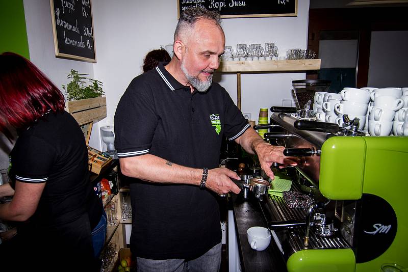 Příprava kávy v ochranářské kavárně Kukang Coffe v Ústí nad Labem