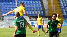 Fotbalisté Fastavu Zlín (ve žlutém) v důležitém zápase bojů o záchranu ve 28. kole v sobotu hostili poslední Příbram.