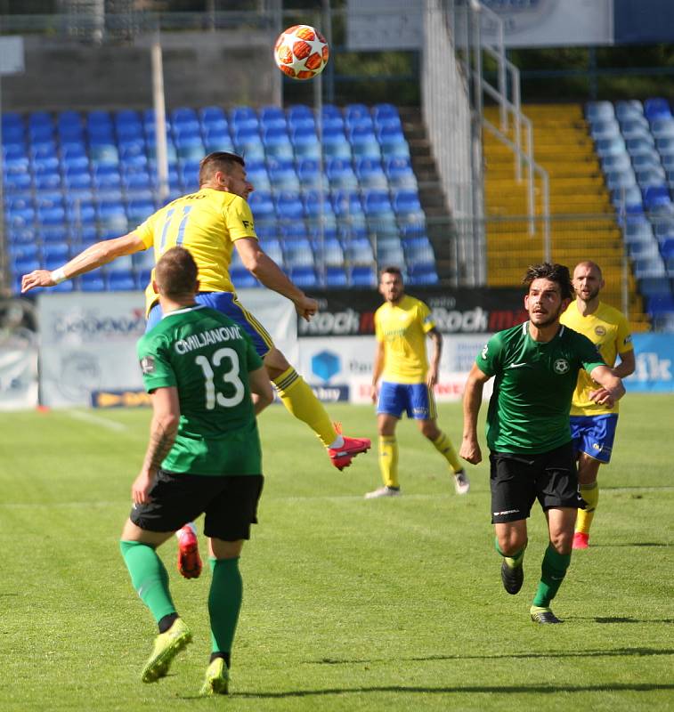 Fotbalisté Fastavu Zlín (ve žlutém) v důležitém zápase bojů o záchranu ve 28. kole v sobotu hostili poslední Příbram.