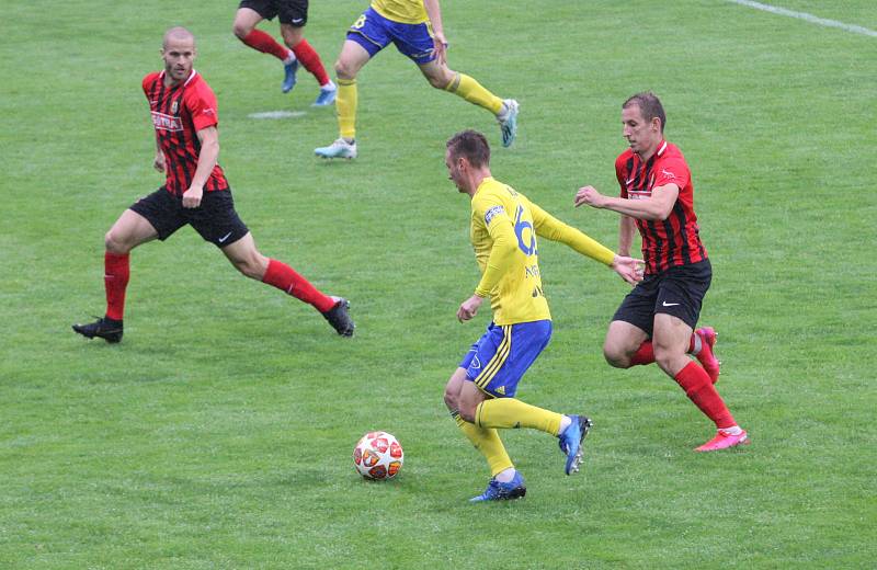 Fotbalisté Fastavu Zlín (ve žlutém) v úvodním kole Fortunba:ligy skupiny o záchranu hostili Slerzský FC Opava.