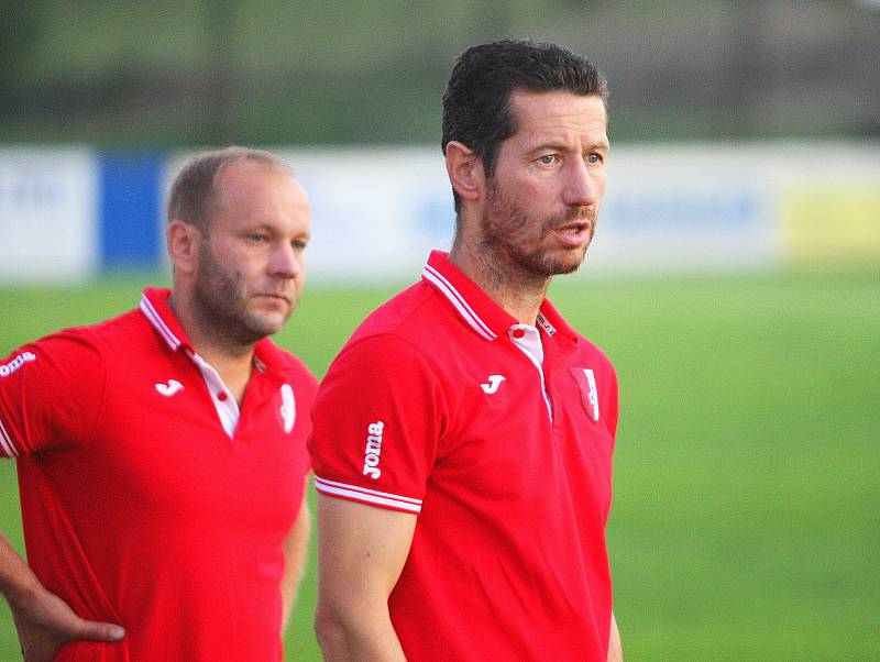 Fotbalisté třetiligové Kroměříže (v červenobílých dresech) vyzvali ve 2. kole celostátního poháru