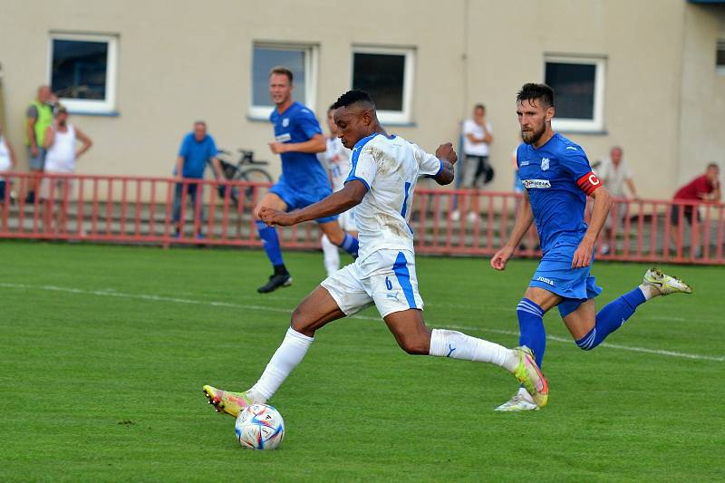 Fotbalisté Kvítkovic (modré dresy) doma prohráli s Baníkem Ostrava "B" 2:5.