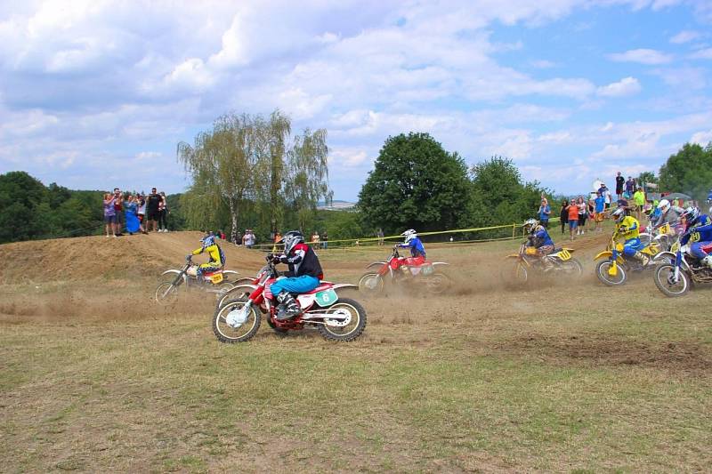 Ve Žlutavě se na závodech utkali motokrosaři.