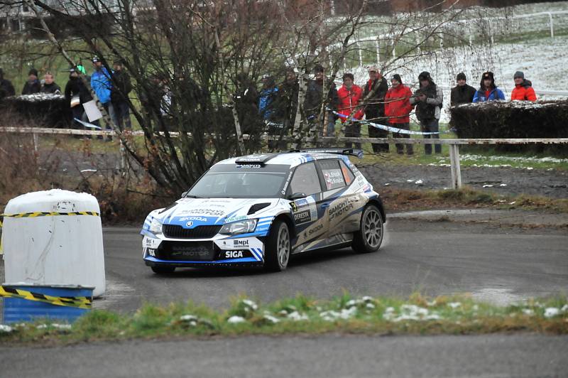 Exhibici VHS Mikuláš Rally ve Slušovicích v sobotu opanoval Ondřej Bisaha se spolujezdcem Jakubem Navrátilem ve voze Hyundai i20 R5. Druhé místo obsadil Martin Vlček se shodným vozem a na třetím místě se umístil Antonín Tlusťák s vozem Škoda Fabia.