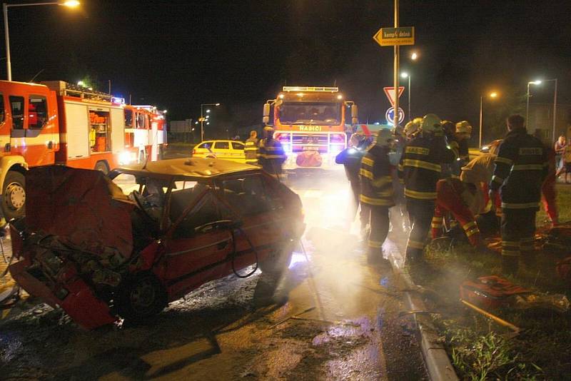 Vážná dopravní nehoda ve Slušovicích, mladý řidič havaroval přes kruhový objezd do autobusu.