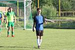 Fotbalisté Ostrožské Nové Vsi (v modrých dresech) prohráli v prvním kole Poháru Zlínského KFS s Dolním Němčí 1:2.