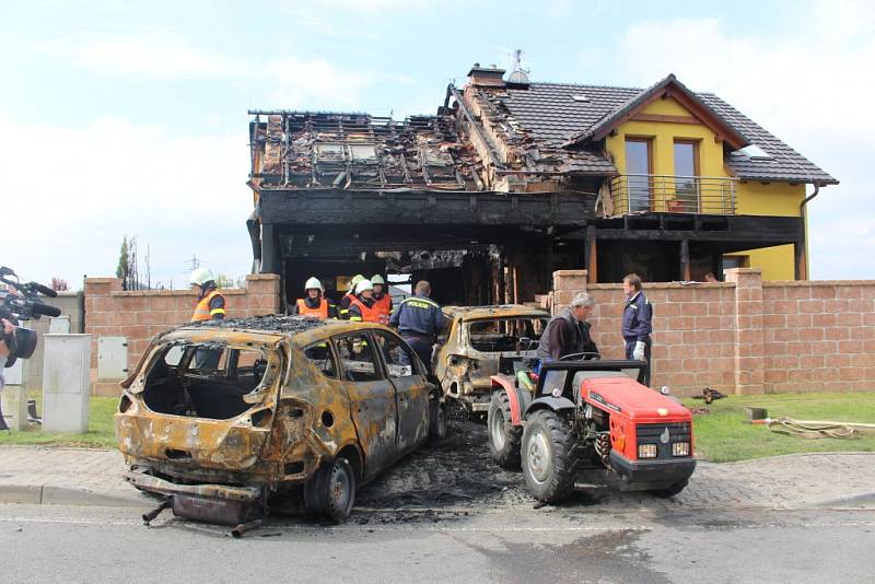 Požár přístřešku a rodinného domu ve Hvozdné.