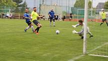 Fotbalisté Mladcové (žluté dresy) v semifinále KFS prohráli s Kateřinicemi 1:3.