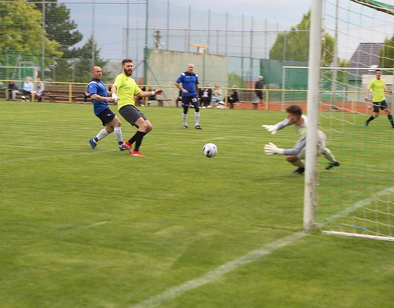 Fotbalisté Mladcové (žluté dresy) v semifinále KFS prohráli s Kateřinicemi 1:3.