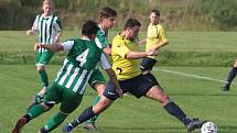 Fotbalisté Újezdu (ve žlutých dresech) zdolali Vysoké Pole 4:2 a před letní pauzou zůstali v čele Ligy4.