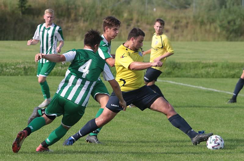 Fotbalisté Újezdu (ve žlutých dresech) zdolali Vysoké Pole 4:2 a před letní pauzou zůstali v čele Ligy4.