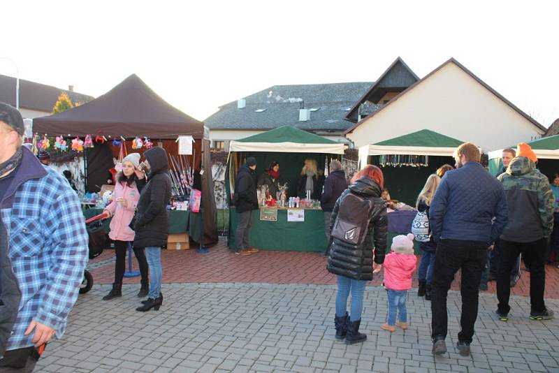 V Tlumačově rozsvítili vánoční stromek. Předtím si užili adventní jarmark