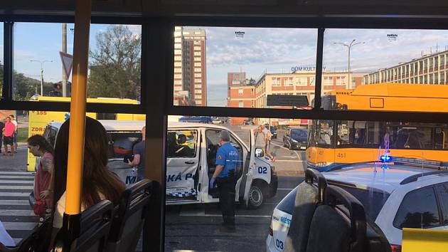 Vážná dopravní nehoda v centru Zlína: Dva strážníci převezeni do nemocnice.