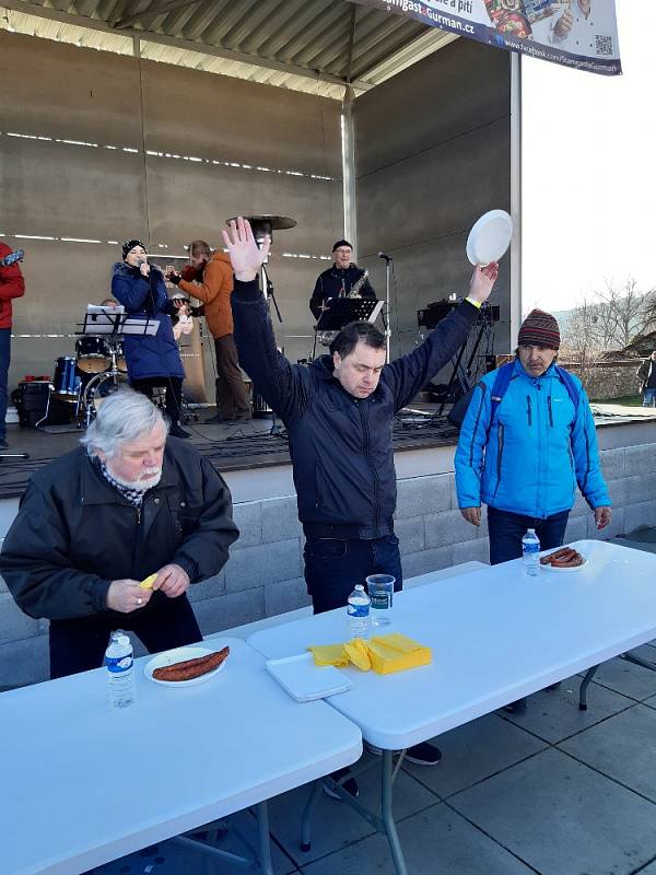 Vepřofest v Napajedlích. Vyhrál jsem soutěž v pojídání klobás