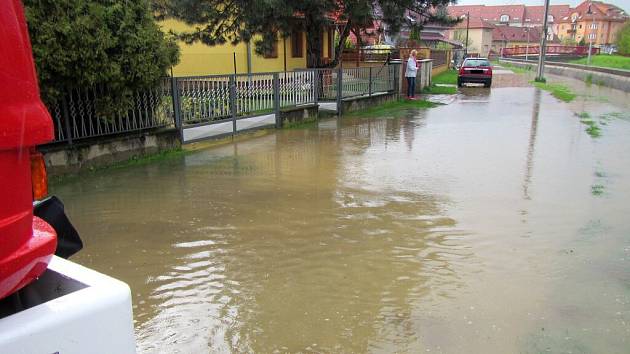 Přívaly vody ucpaly ve Slavičíně kanály. Voda zaplavovala sklepy