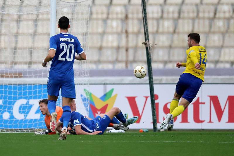 Fotbalisté Zlína (žluté dresy) se na Tipsport Malta Cupu 2023 v zápase místo utkali s Libercem.