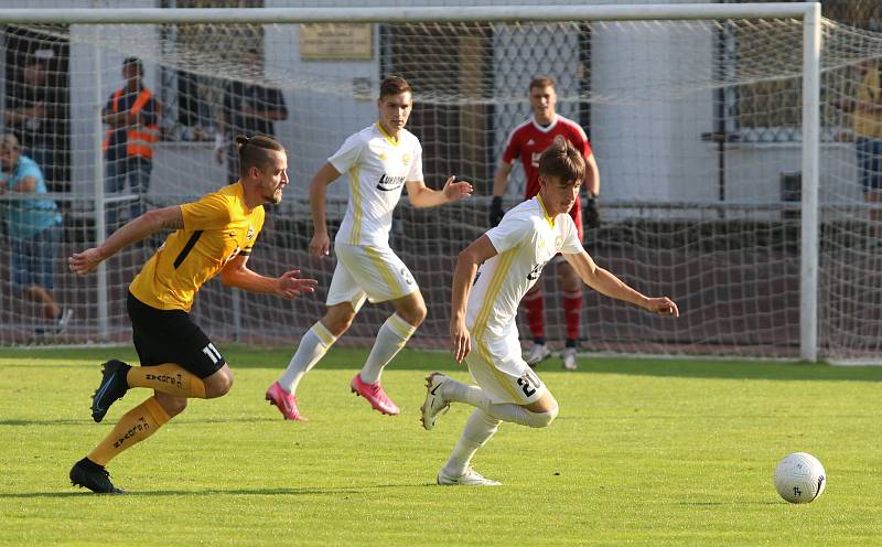 Fotbalisté Zlína B (bílé dresy) v 6. kole MSFL prohráli v Rosicích 1:2.