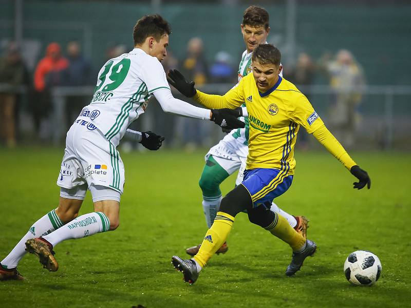 Fotbalisté Zlína (ve žlutých dresech) na úvod zimní přípravy remizovali na hřišti slavného Rapidu Vídeň 1:1