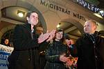 Zlíňané zpívali koledy 14. prosince na náměstí Míru v rámci celonárodní akce Deníku Česko zpívá koledy