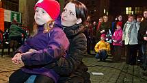Zlíňané zpívali koledy 14. prosince na náměstí Míru v rámci celonárodní akce Deníku Česko zpívá koledy