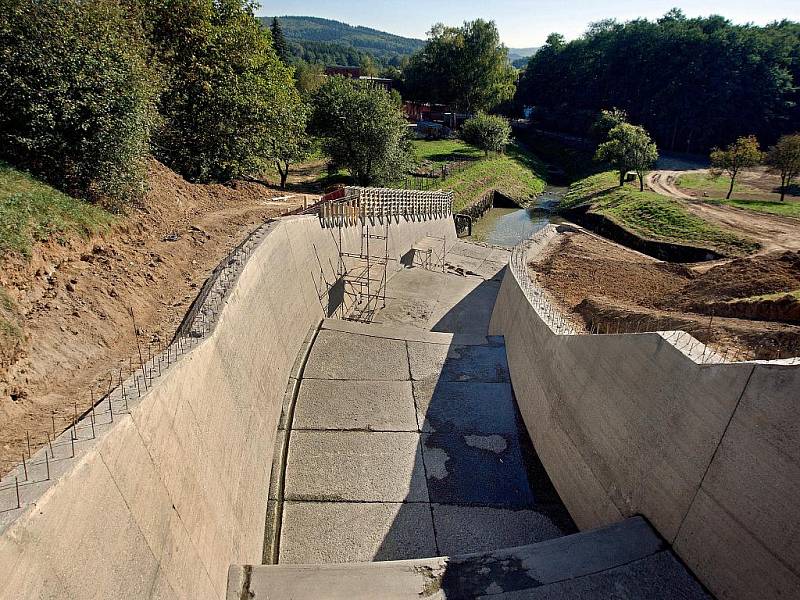 Fryštácká přehradabude moci po rekonstrukci zvládnout povodně až na úrovni takzvané 10 tisícileté vody. 